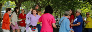 Grup de persones rient i ballant